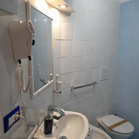 לינה וארוחת בוקר Mezza Torre 4*